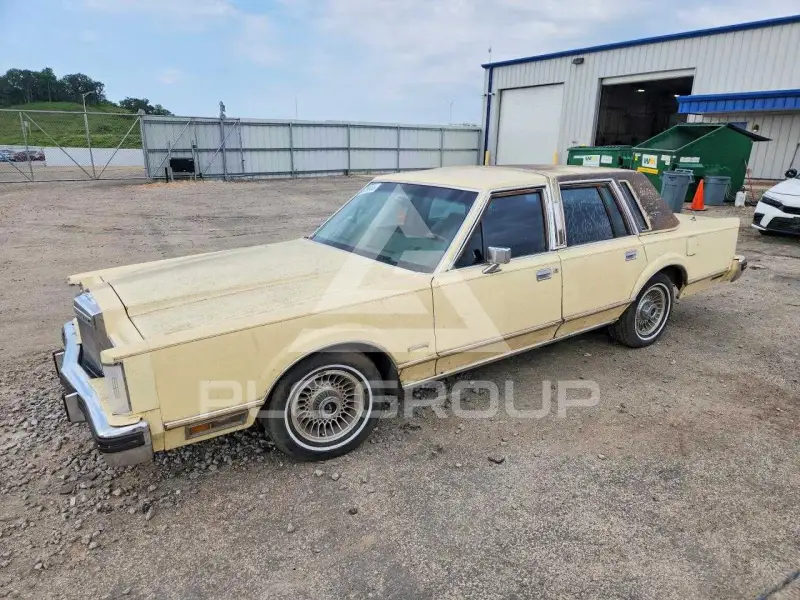 1981 Lincoln Town photo
