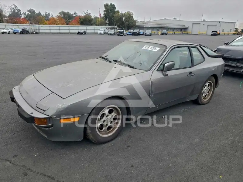 1985 Porsche 944 photo