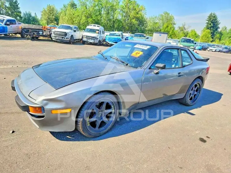 1985 Porsche 944 photo