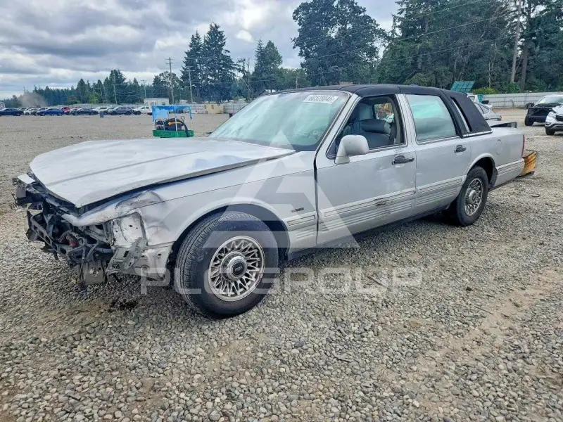 1996 Lincoln Town photo