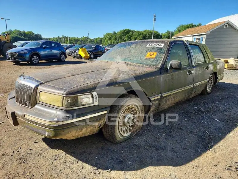 1996 Lincoln Town photo