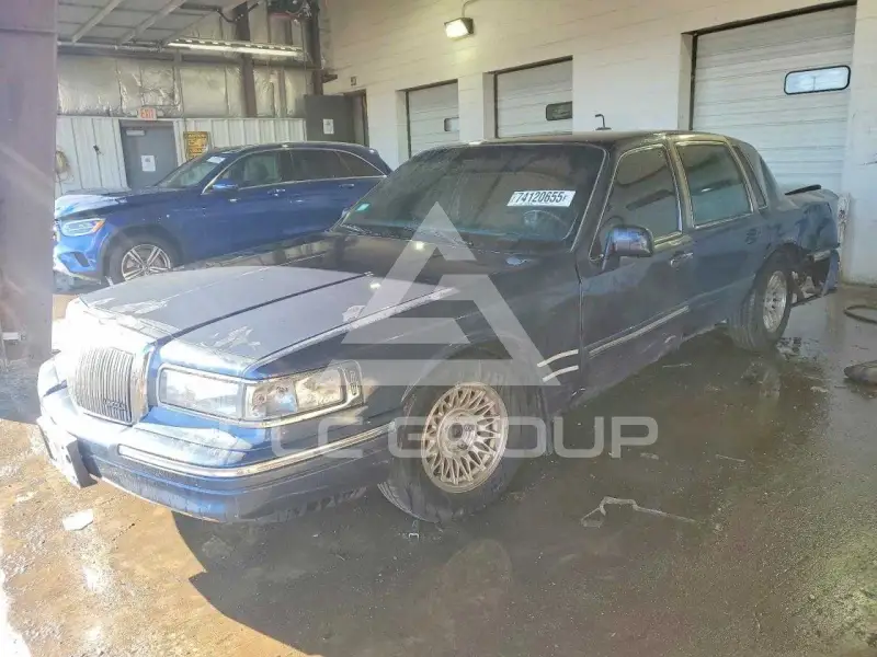 1996 Lincoln Town photo
