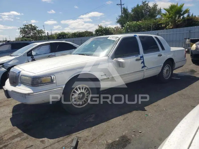 1997 Lincoln Town photo