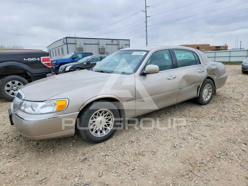 1999 Lincoln Town photo