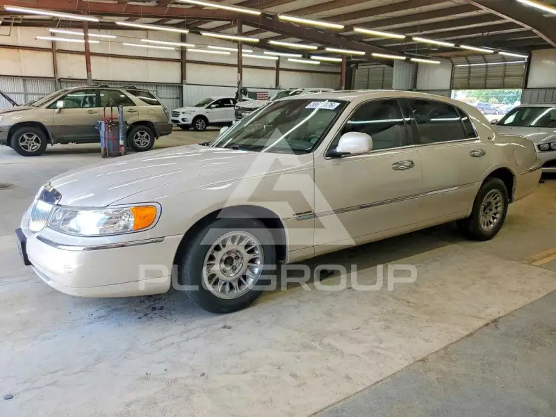 1999 Lincoln Town photo