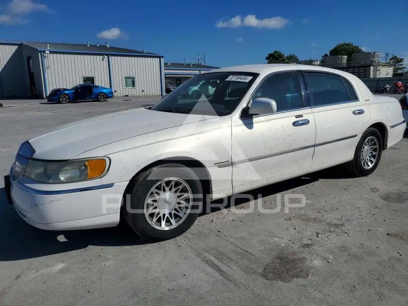 2000 Lincoln Town photo