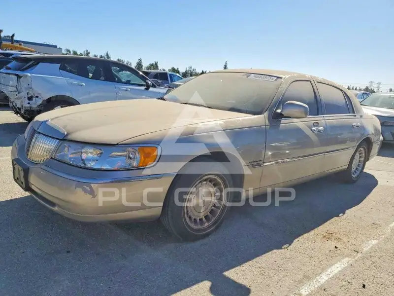 2000 Lincoln Town photo