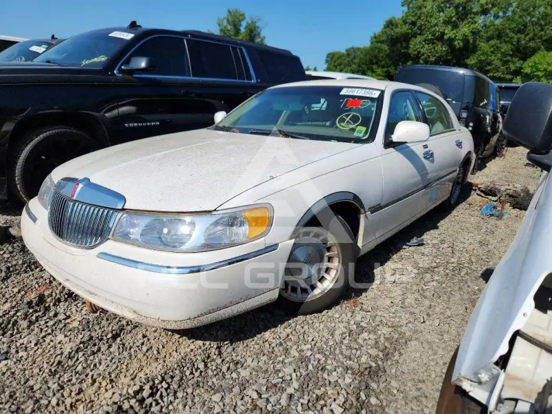 2000 Lincoln Town photo