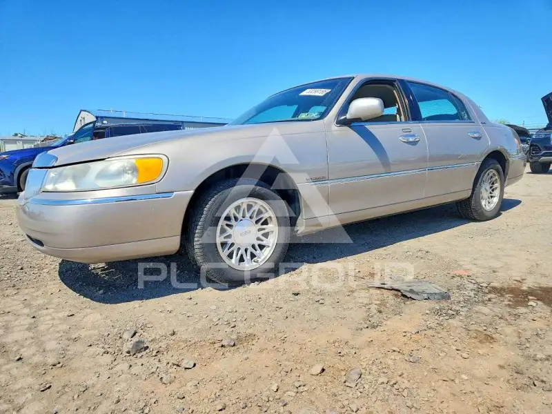 2000 Lincoln Town photo