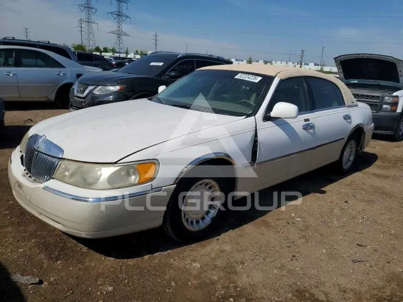 2000 Lincoln Town photo