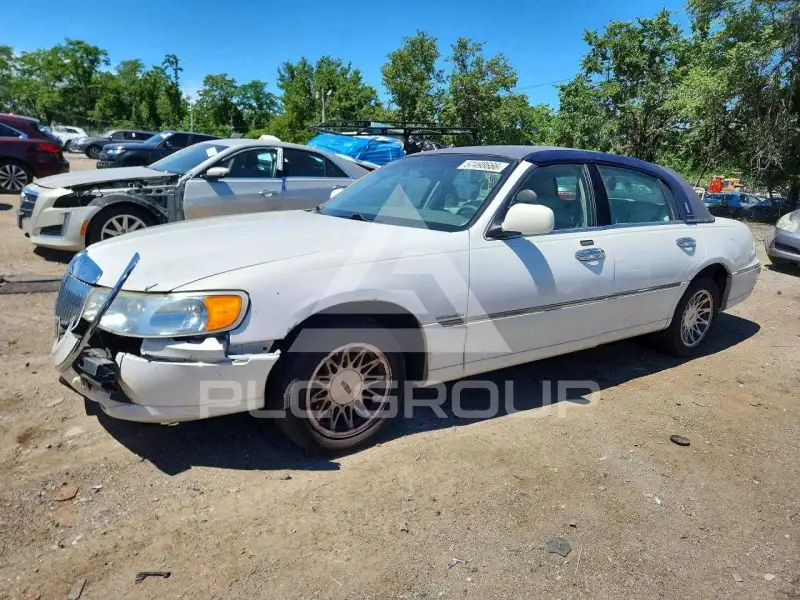 2000 Lincoln Town photo