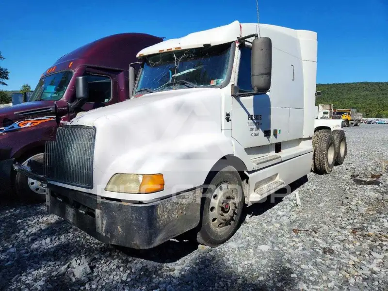 2000 Volvo VNL photo