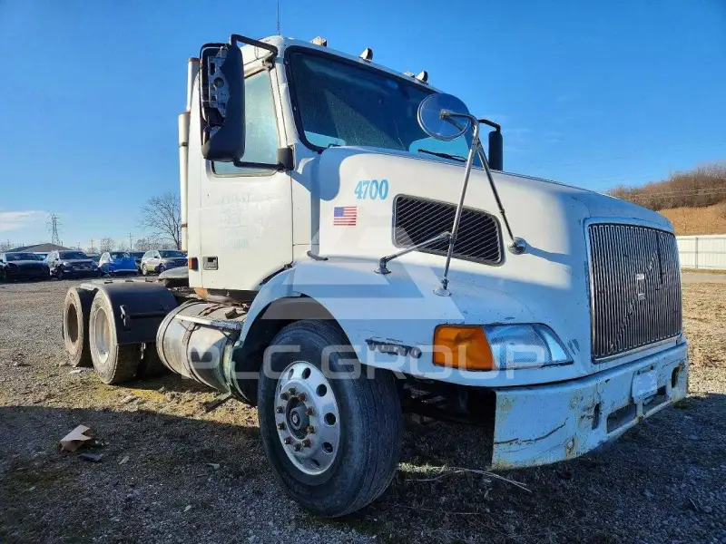 2000 Volvo VNL photo