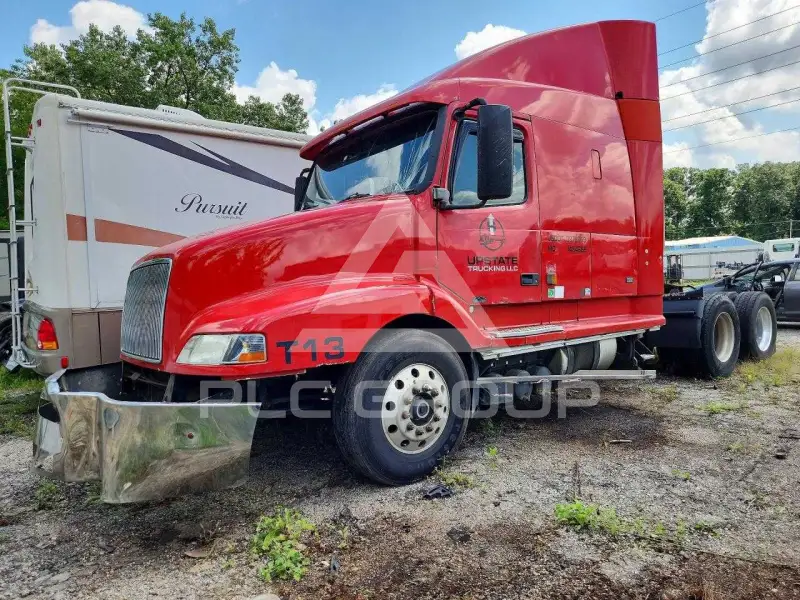 2000 Volvo VNL photo