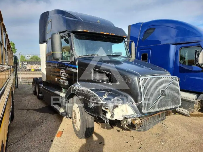2000 Volvo VNL photo