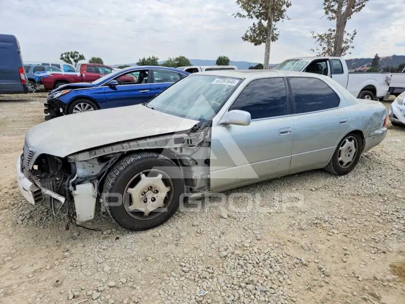 2000 Lexus LS400 photo
