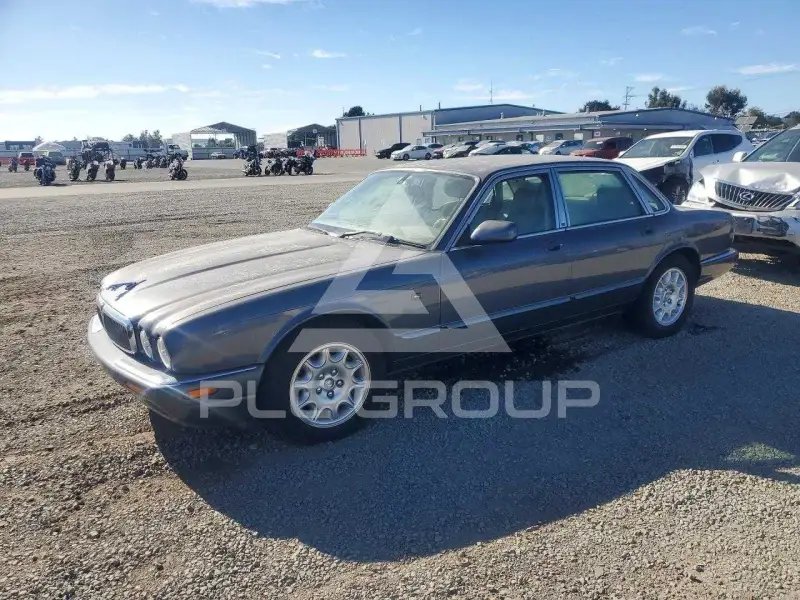 2001 Jaguar XJ photo