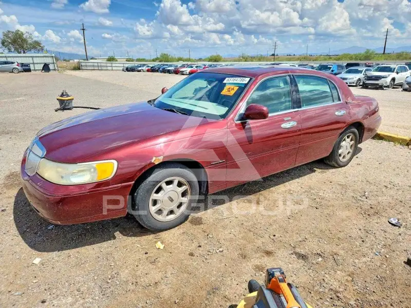 2001 Lincoln Town photo