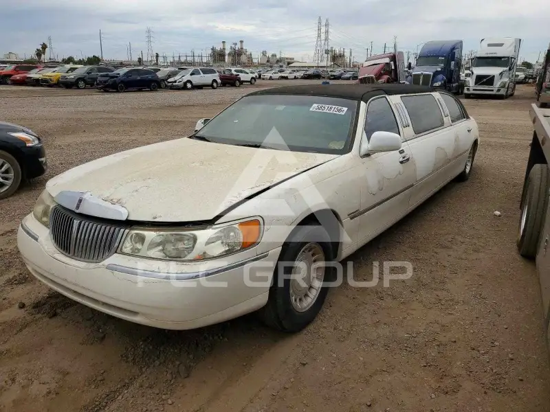 2001 Lincoln Town photo