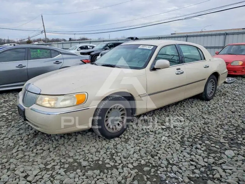 2001 Lincoln Town photo