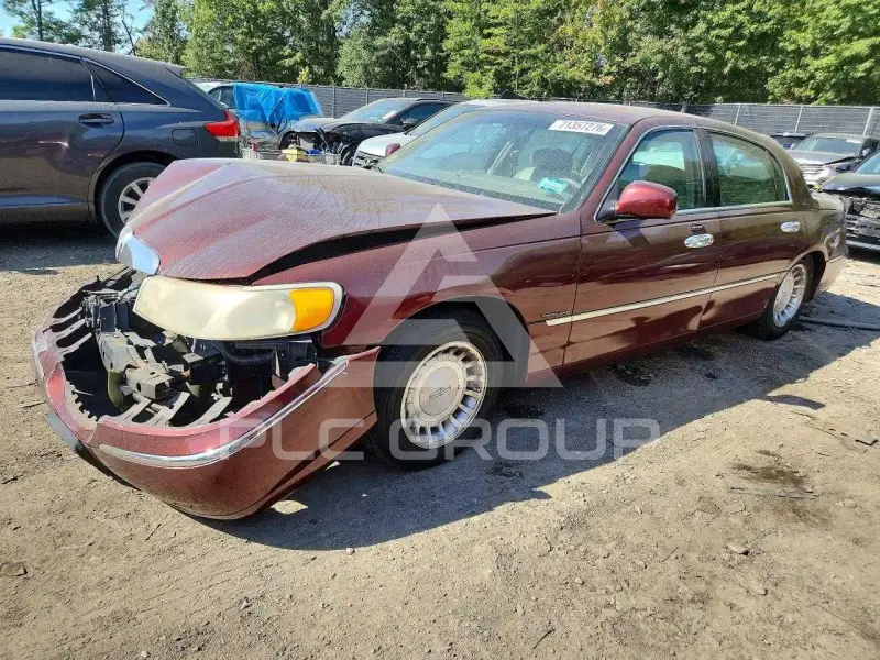 2002 Lincoln Town photo