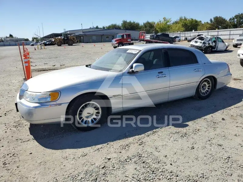 2002 Lincoln Town фото