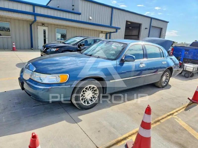 2002 Lincoln Town photo
