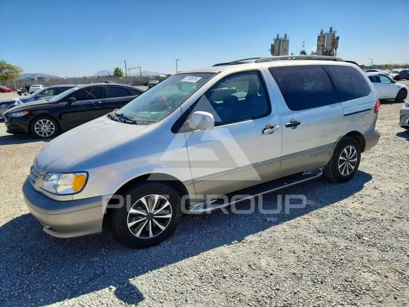 2002 Toyota SIENNA photo