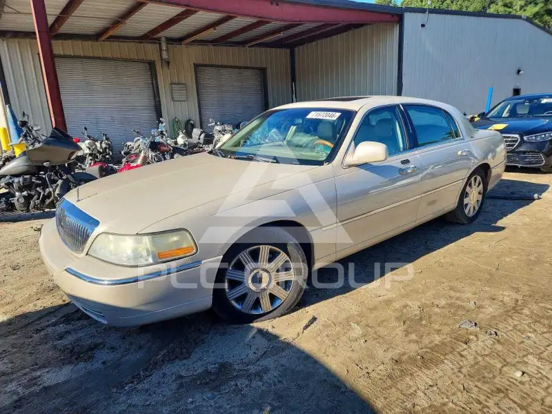 2003 Lincoln Town фото