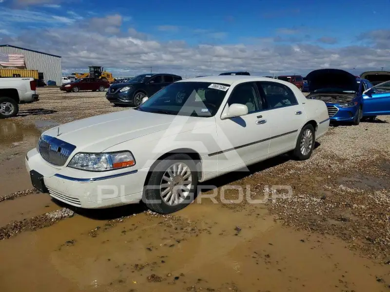 2003 Lincoln Town photo