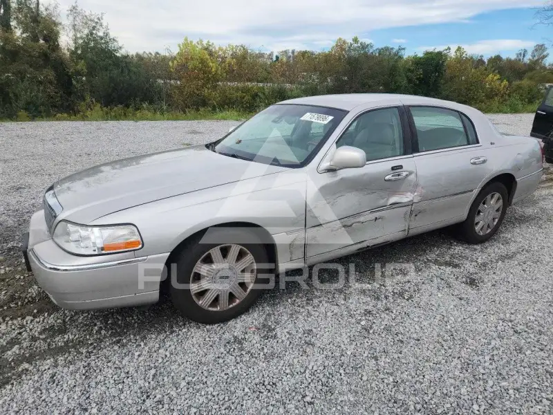 2003 Lincoln Town photo