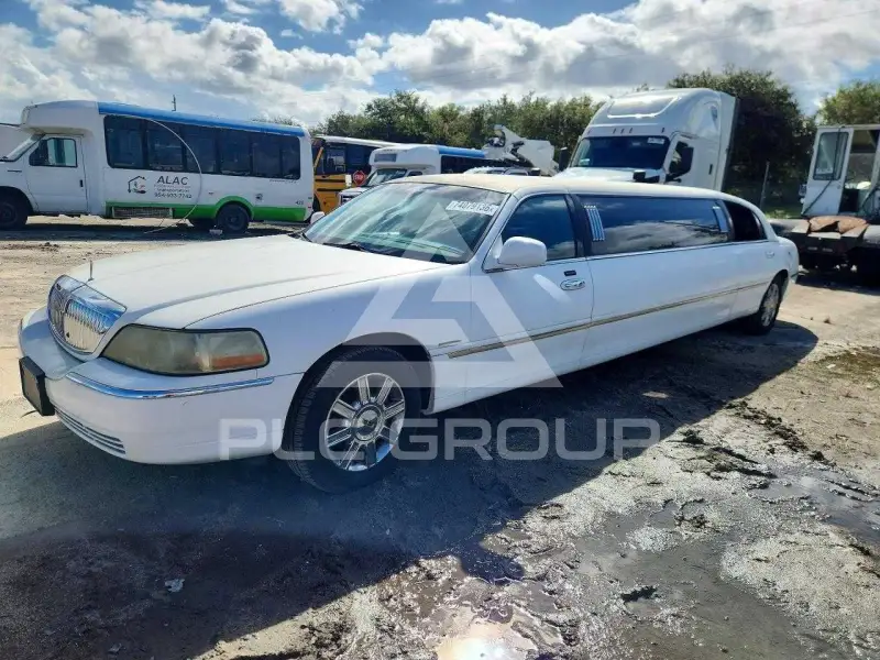 2003 Lincoln Town photo