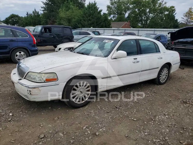 2003 Lincoln Town photo