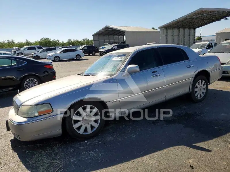 2003 Lincoln Town photo