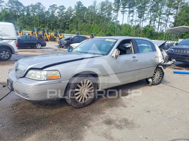 2003 Lincoln Town photo