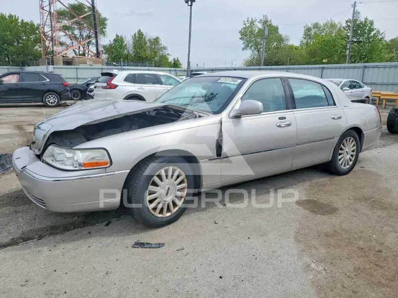 2003 Lincoln Town photo