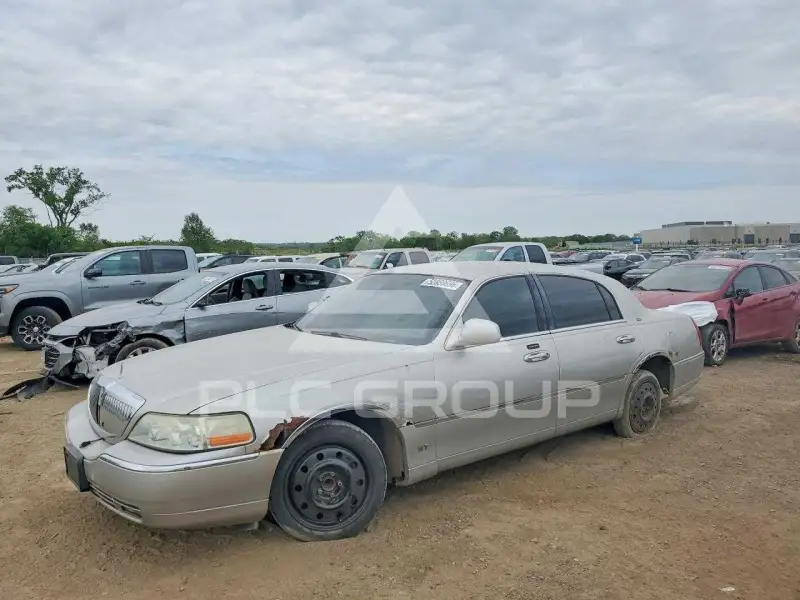 2003 Lincoln Town фото