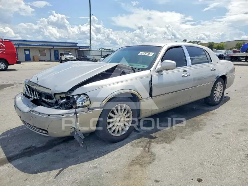 2003 Lincoln Town photo