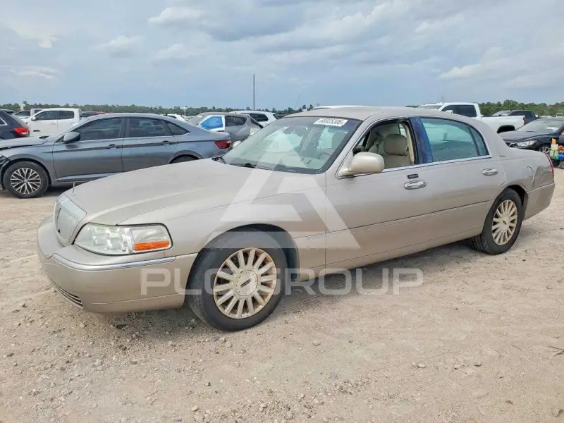 2003 Lincoln Town photo