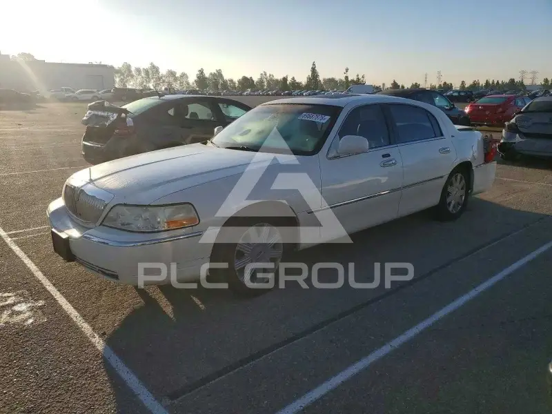 2003 Lincoln Town photo