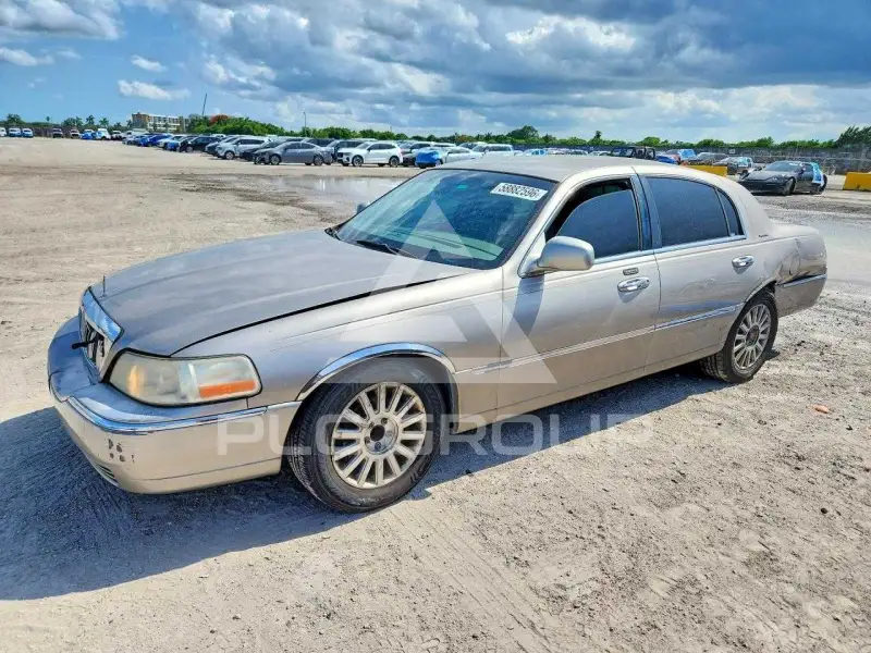 2003 Lincoln Town photo