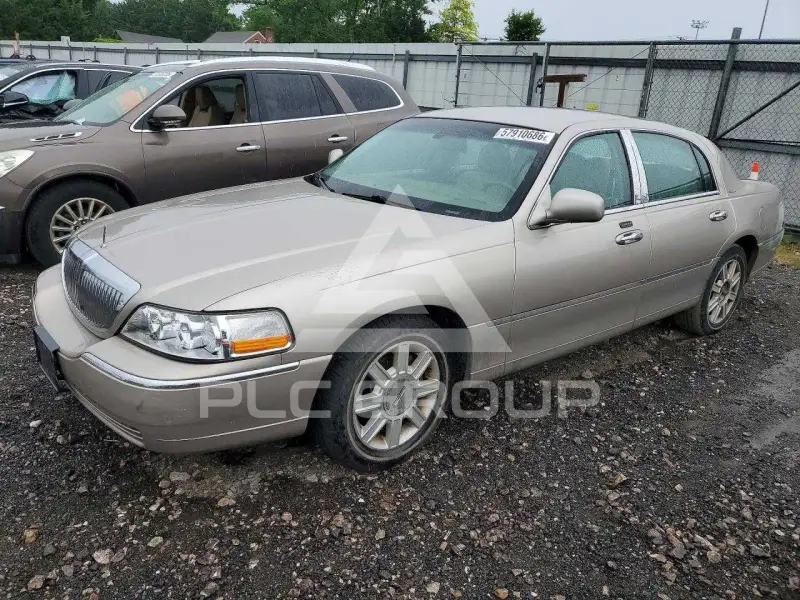 2003 Lincoln Town photo