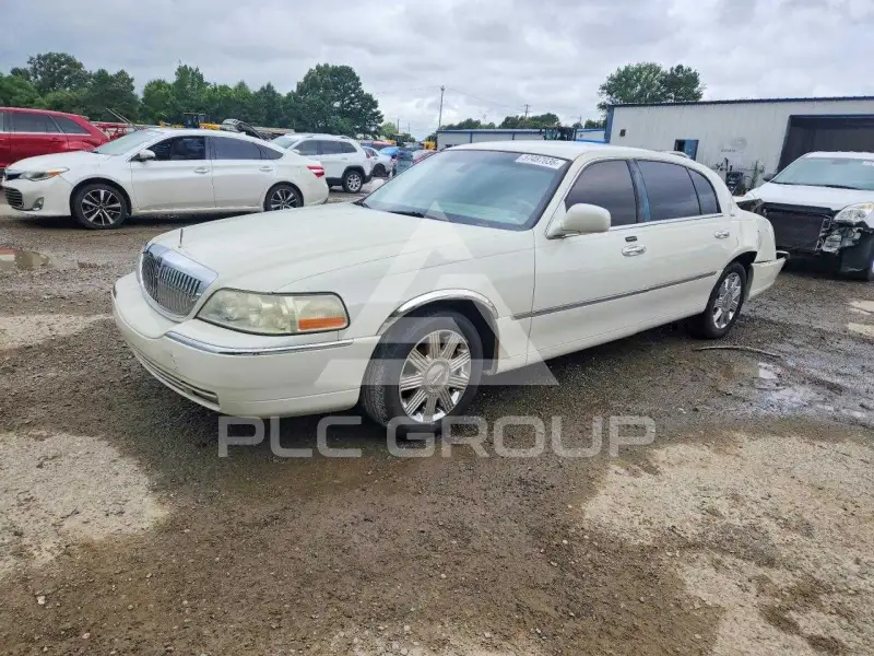 2003 Lincoln Town photo