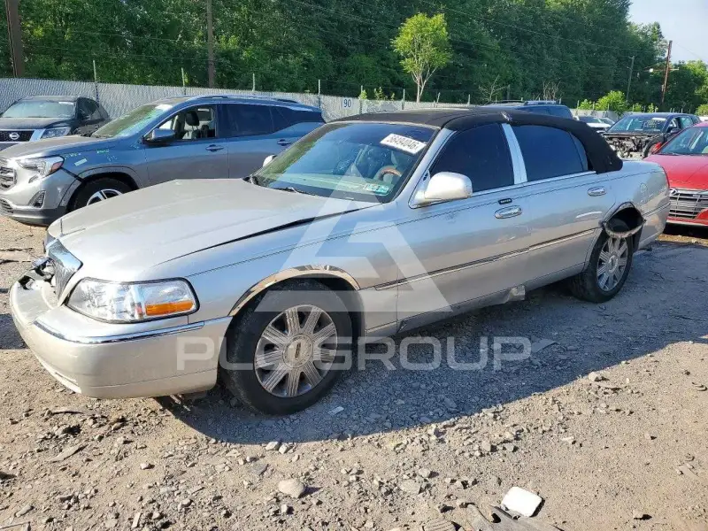 2003 Lincoln Town фото