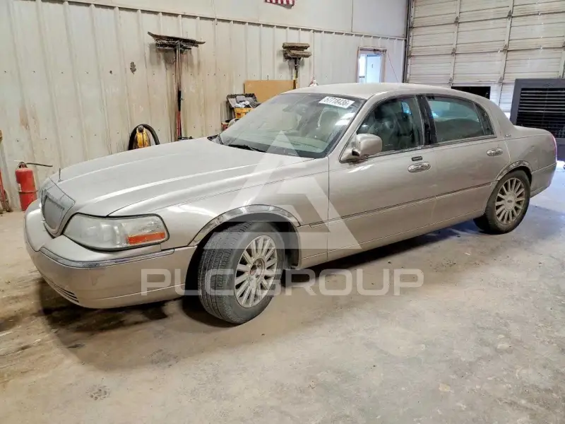 2003 Lincoln Town photo