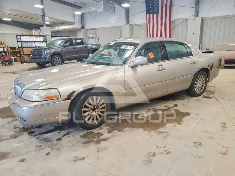 2003 Lincoln Town фото