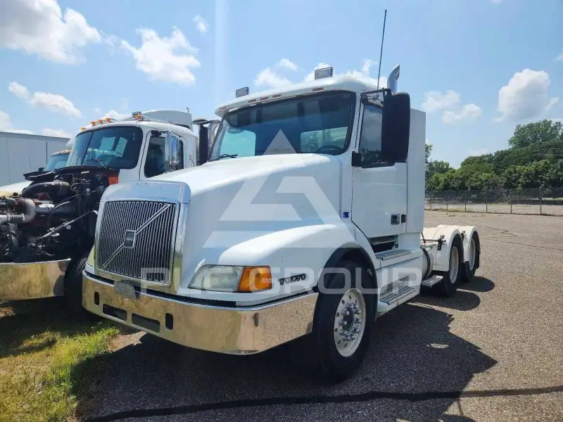 2003 Volvo VNL photo