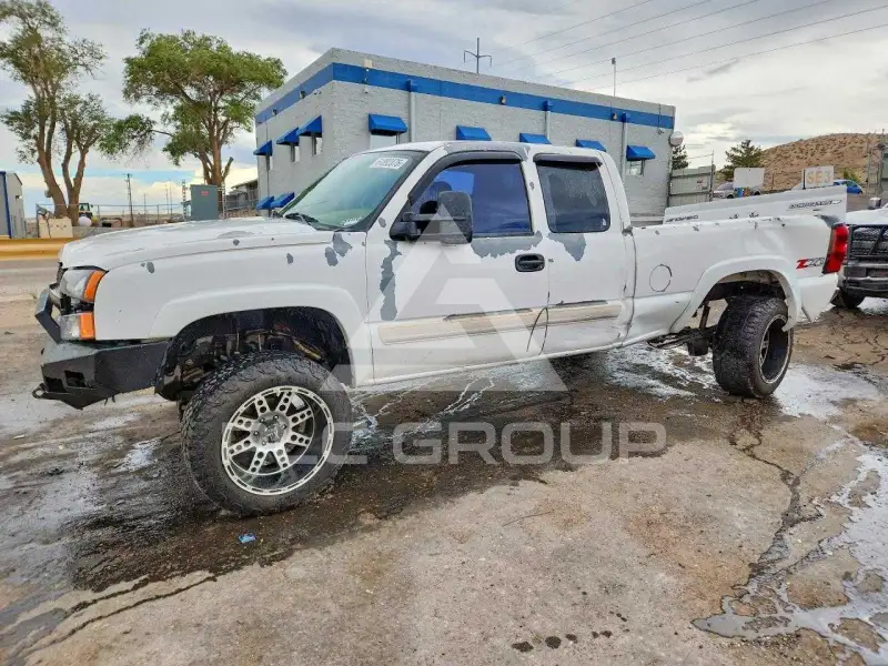 2004 Chevrolet Silverado photo