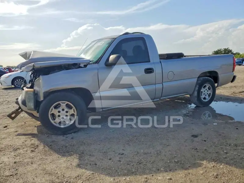 2004 Chevrolet Silverado photo