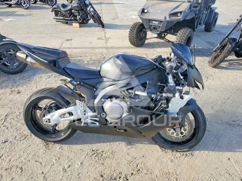 2004 Honda CBR photo